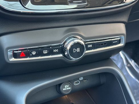 New 2025 Volvo XC40 B5 Core w/ Protection Package Premier image 19