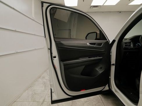 Used 2024 Volkswagen Atlas Cross Sport SE image 25