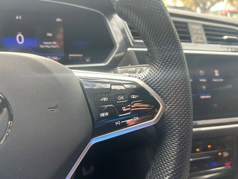 Certified 2022 Volkswagen Tiguan SE R-Line image 22