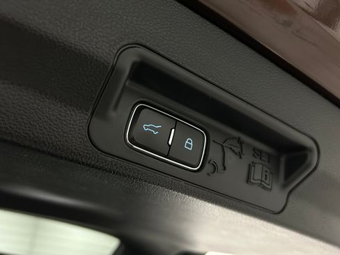 Used 2020 Ford Explorer XLT w/ Equipment Group 202A AWD/4WD image 34