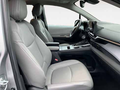 Used 2025 Toyota Sienna XLE image 17