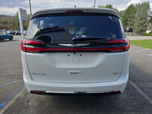 New 2026 Chrysler Pacifica Select image 4