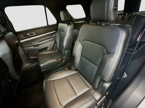 Used 2018 Ford Explorer XLT w/ Equipment Group 202A AWD/4WD image 28