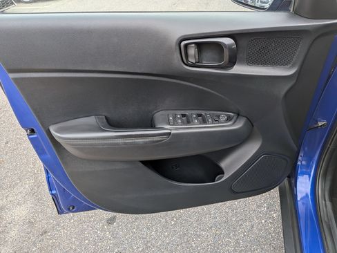 Used 2024 Hyundai Venue Limited FWD image 11