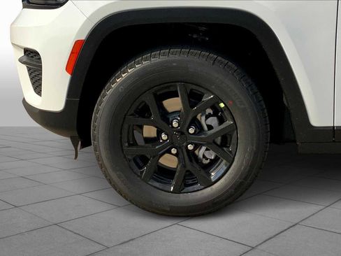 New 2025 Jeep Grand Cherokee Altitude image 11