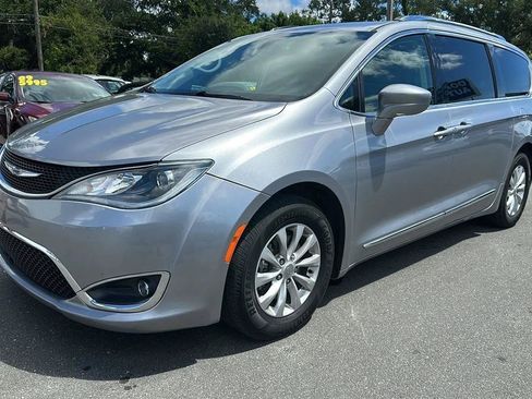 Used 2019 Chrysler Pacifica Touring-L FWD image 16