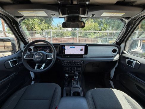 Used 2025 Jeep Wrangler Unlimited Sahara AWD/4WD image 32