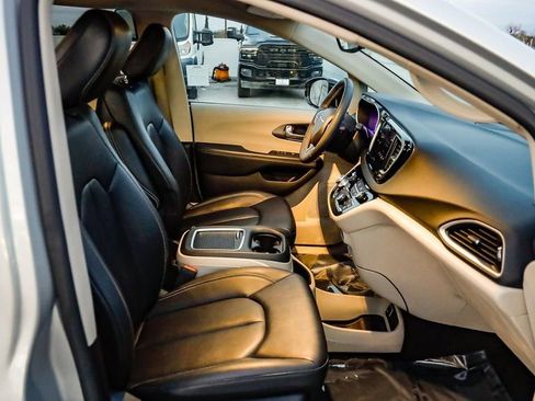 Certified 2024 Chrysler Pacifica Touring-L image 20