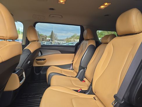Used 2024 Kia Carnival LX FWD image 25