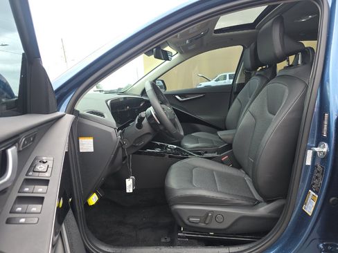 Used 2023 Kia Niro SX Touring image 5