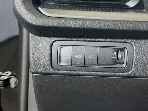 Used 2025 Chevrolet Traverse LT FWD image 11