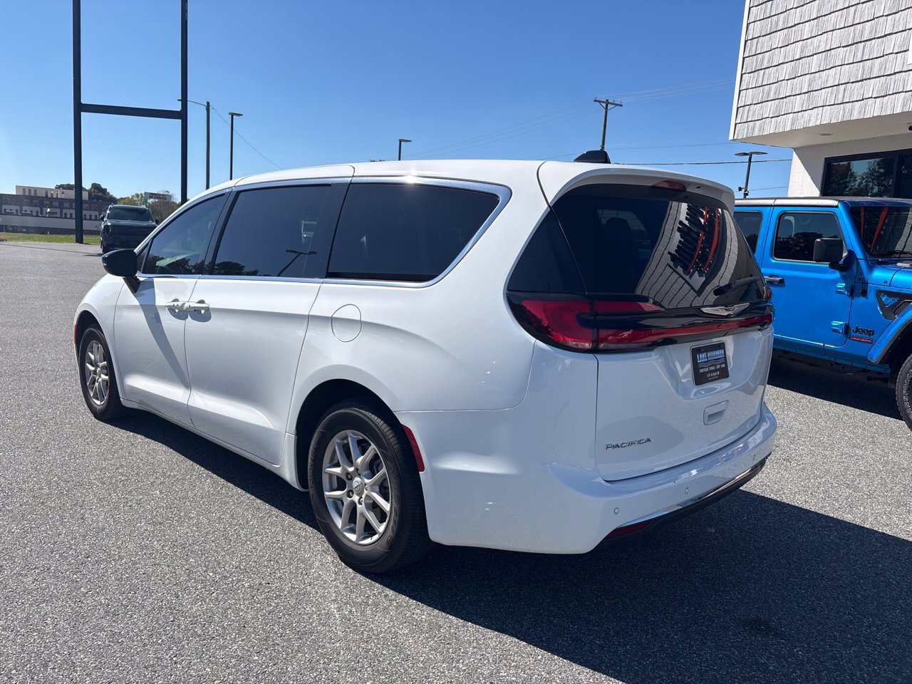 Used 2025 Chrysler Pacifica Select FWD image 7