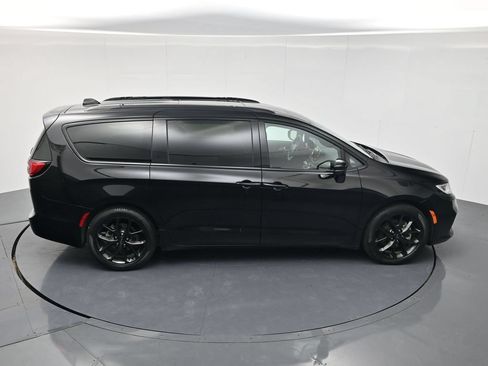 Used 2025 Chrysler Pacifica Limited FWD image 35
