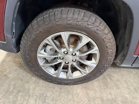 Used 2019 Jeep Cherokee Latitude w/ Popular Appearance Group AWD/4WD image 30