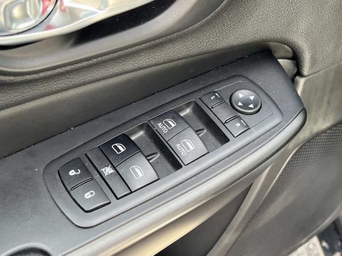Used 2019 Jeep Cherokee Trailhawk w/ Cold Weather Group AWD/4WD image 14