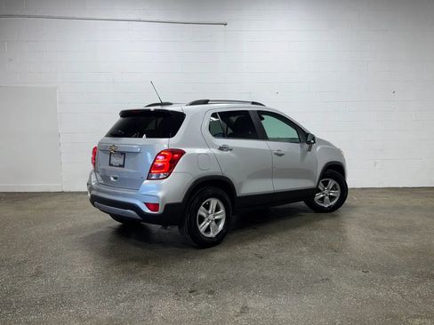 Used 2019 Chevrolet Trax LT w/ LT Convenience Package FWD image 3
