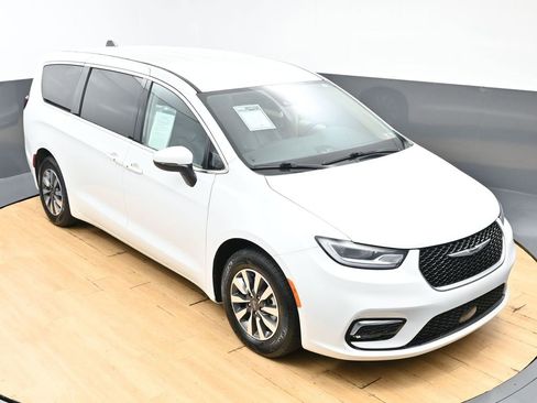 Used 2023 Chrysler Pacifica Touring-L FWD image 3