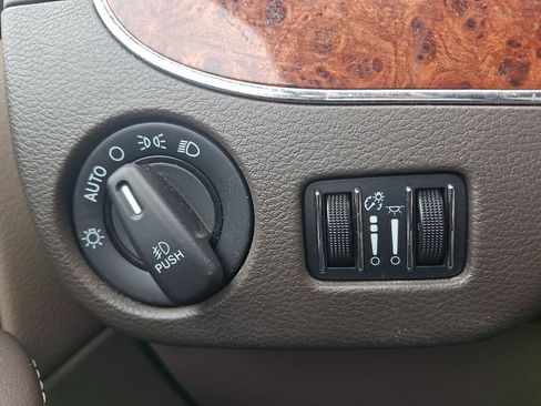 Used 2016 Chrysler Town & Country Touring-L FWD image 26