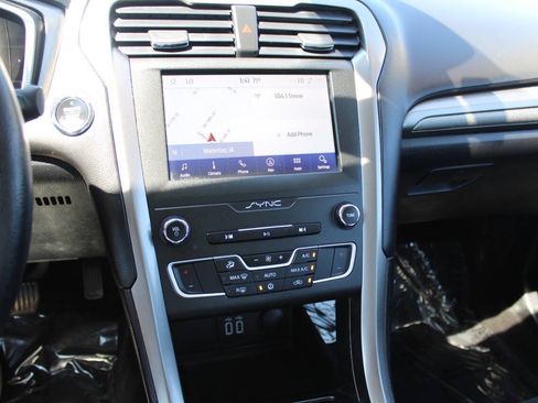 Used 2020 Ford Fusion SE FWD image 17