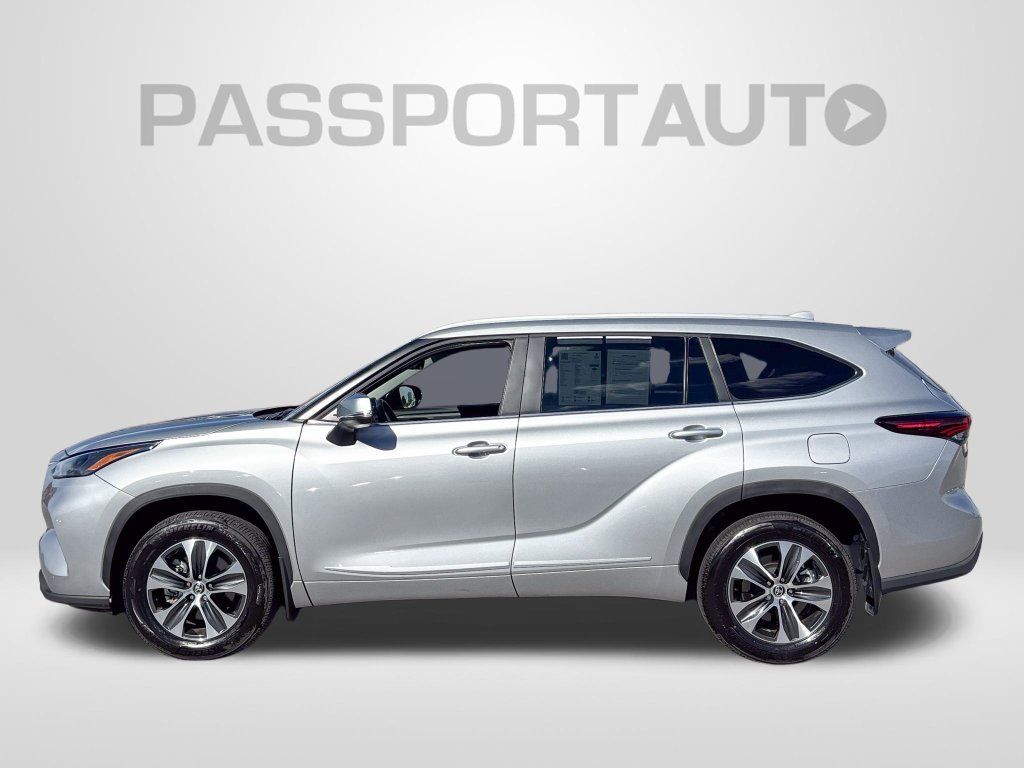 Used 2025 Toyota Highlander XLE AWD/4WD image 2