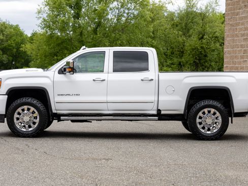 Used 2017 GMC Sierra 2500 Denali w/ Duramax Plus Package AWD/4WD image 8