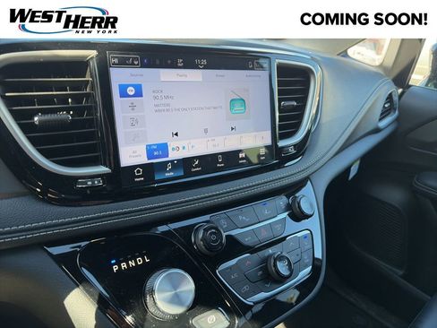 Used 2026 Chrysler Pacifica Select image 7