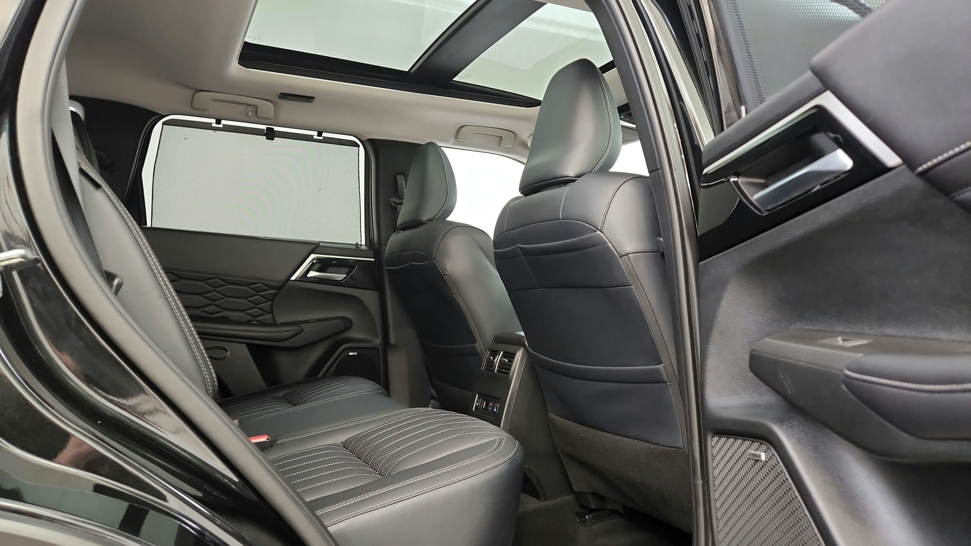 Used 2025 Mitsubishi Outlander AWD image 33