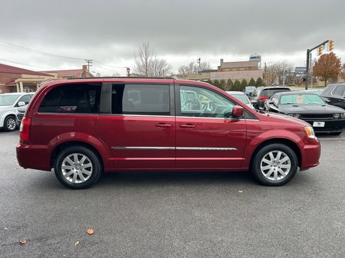 Used 2016 Chrysler Town & Country Touring image 6