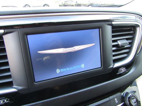 Used 2022 Chrysler Voyager LX FWD image 15