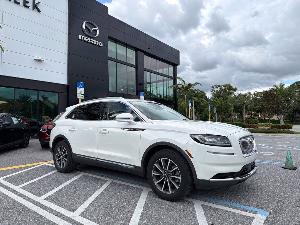 Used 2022 Lincoln Nautilus FWD image 4