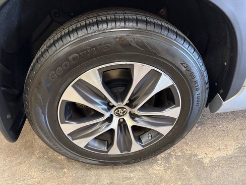 Used 2022 Toyota Highlander XLE image 12