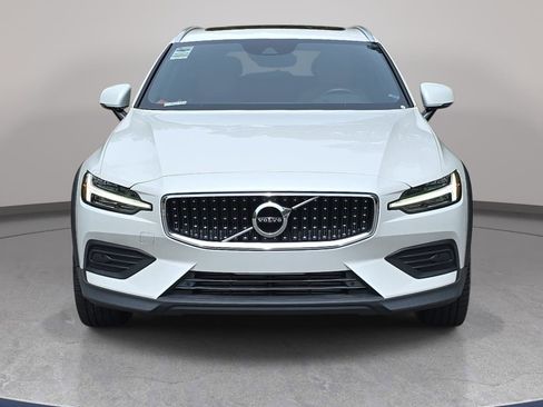 Used 2020 Volvo V60 T5 Cross Country w/ Protection Package Premier image 2