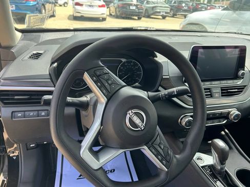 Used 2025 Nissan Altima 2.5 SV FWD image 5