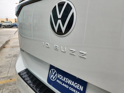 Used 2025 Volkswagen ID. Buzz Pro S RWD image 10