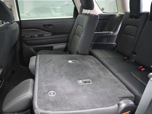 Used 2024 Nissan Pathfinder SV w/ Black Appearance Package image 17