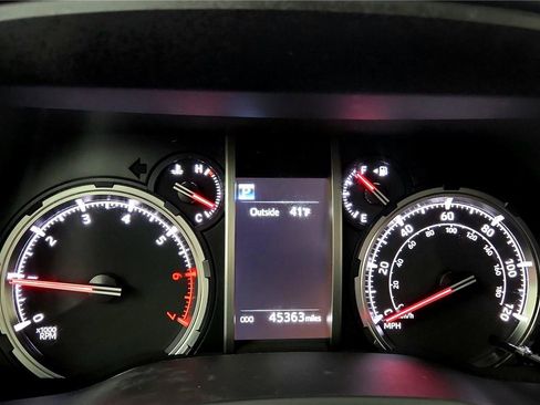 Certified 2024 Toyota 4Runner TRD Off-Road image 25