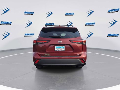 Used 2024 Toyota Highlander XLE image 7