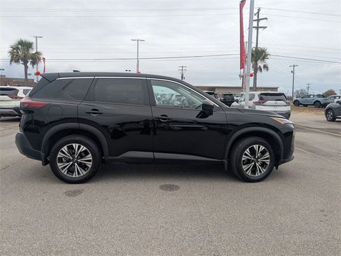Used 2023 Nissan Rogue SV image 2