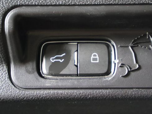 Used 2022 Ford Explorer XLT image 39