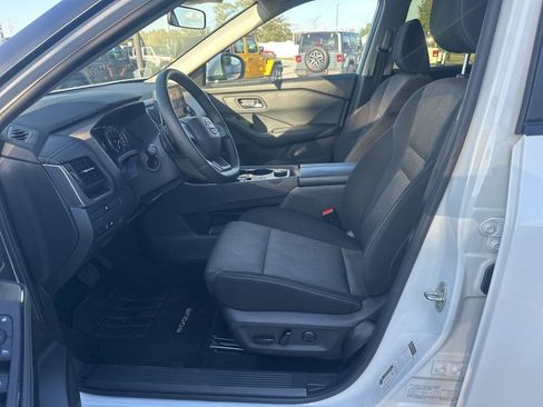 Used 2025 Nissan Rogue SV image 14
