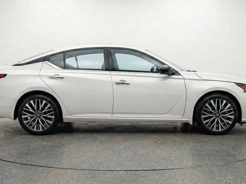 Used 2025 Nissan Altima 2.5 SV image 8