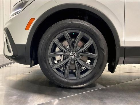 Used 2024 Volkswagen Tiguan SE w/ Panoramic Sunroof Package FWD image 9