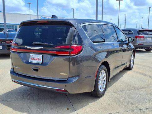 Used 2023 Chrysler Pacifica Touring-L FWD image 7