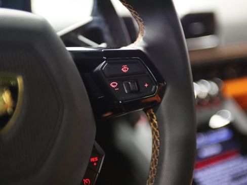 Used 2020 Lamborghini Huracan EVO RWD image 23