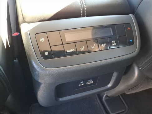 Used 2025 Nissan Pathfinder SL image 11