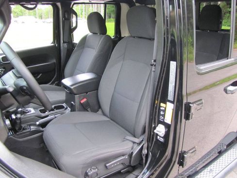 Used 2023 Jeep Gladiator Sport AWD/4WD image 15