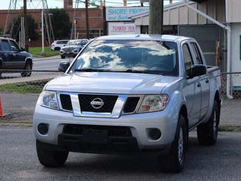 Used 2018 Nissan Frontier SV AWD/4WD image 3