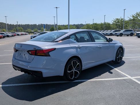 Used 2025 Nissan Altima 2.5 SR w/ SR Premium Package image 3