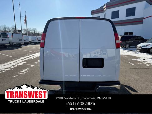 Used 2017 Chevrolet Express 3500 image 4