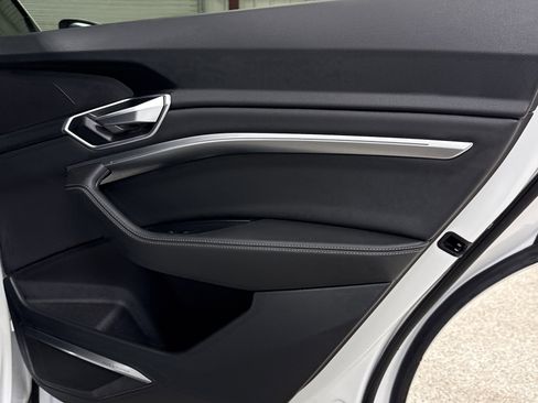 Used 2021 Audi e-tron Premium Plus w/ Premium Plus Package image 18